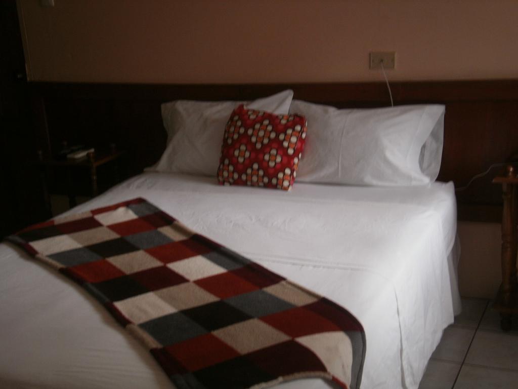 Monique'S Guest House Maraval Phòng bức ảnh